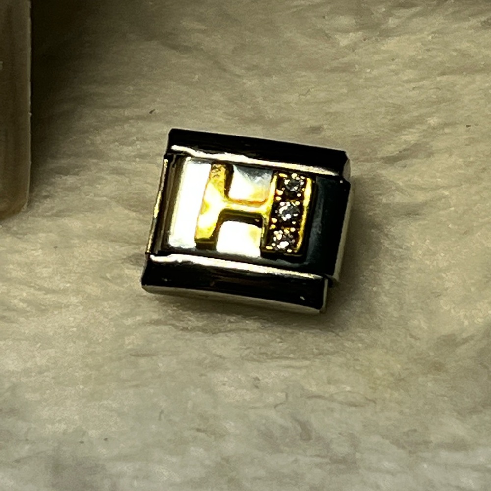 This is a piercing pagoda “H“ link for an expandable bracelet.